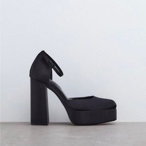 NWOT Heeled platform shoes w ankle strap